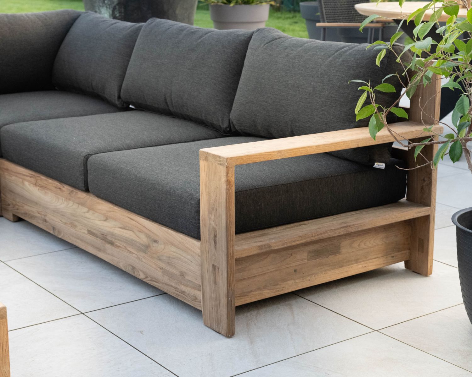 Grand canapé modulaire spécial extérieur en teck et tissu gris foncé "Zénith"
