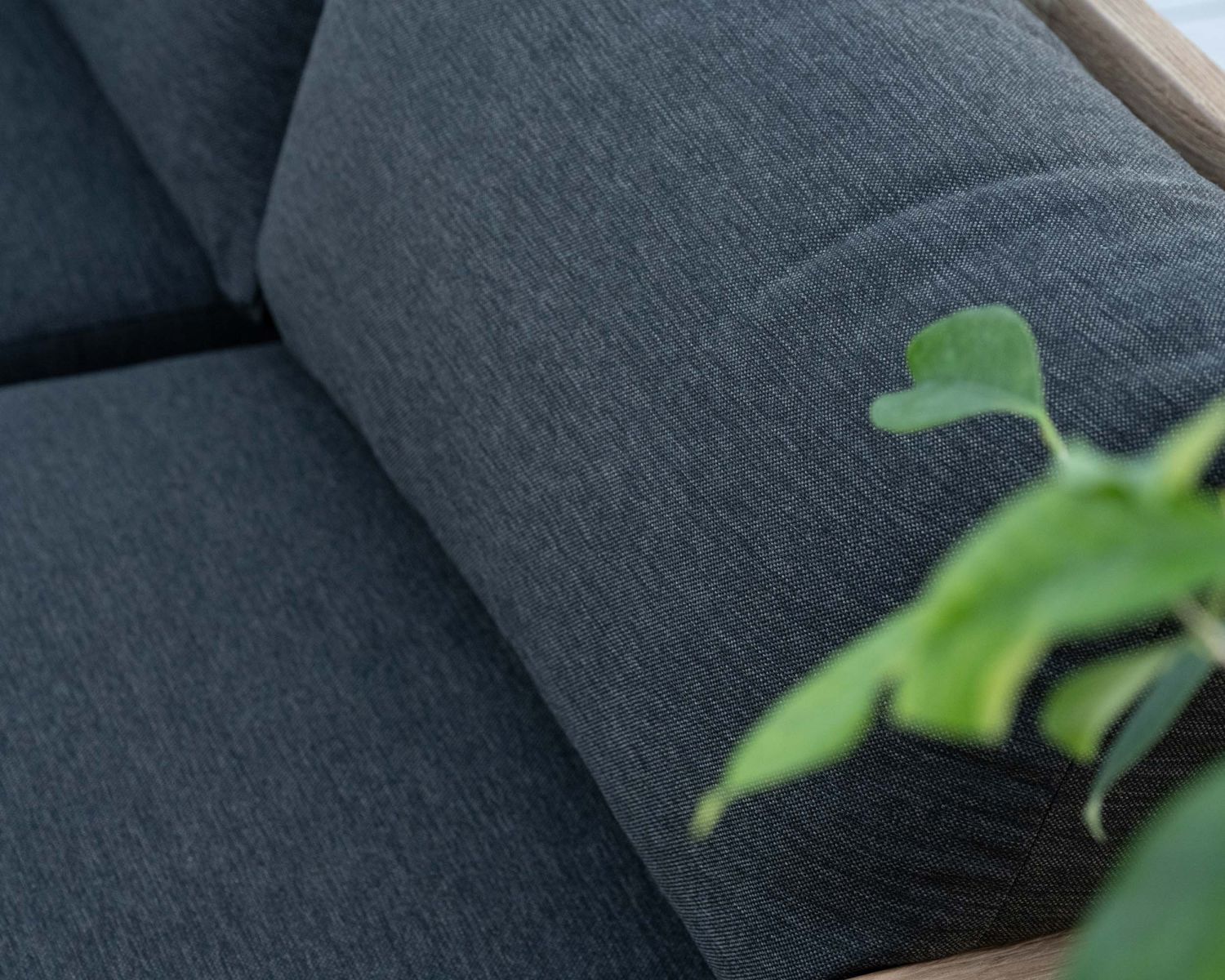 Canapé de jardin 3 places haut de gamme "Zénith" en teck matelassé tissu gris foncé