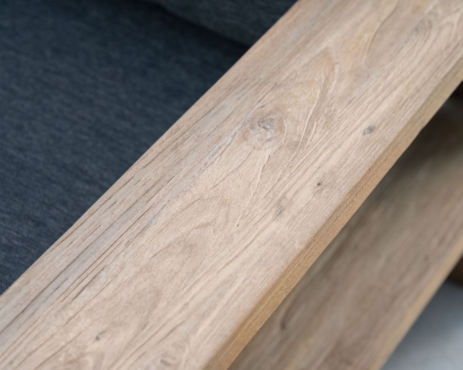 Canapé de jardin 3 places haut de gamme "Zénith" en teck matelassé tissu gris foncé