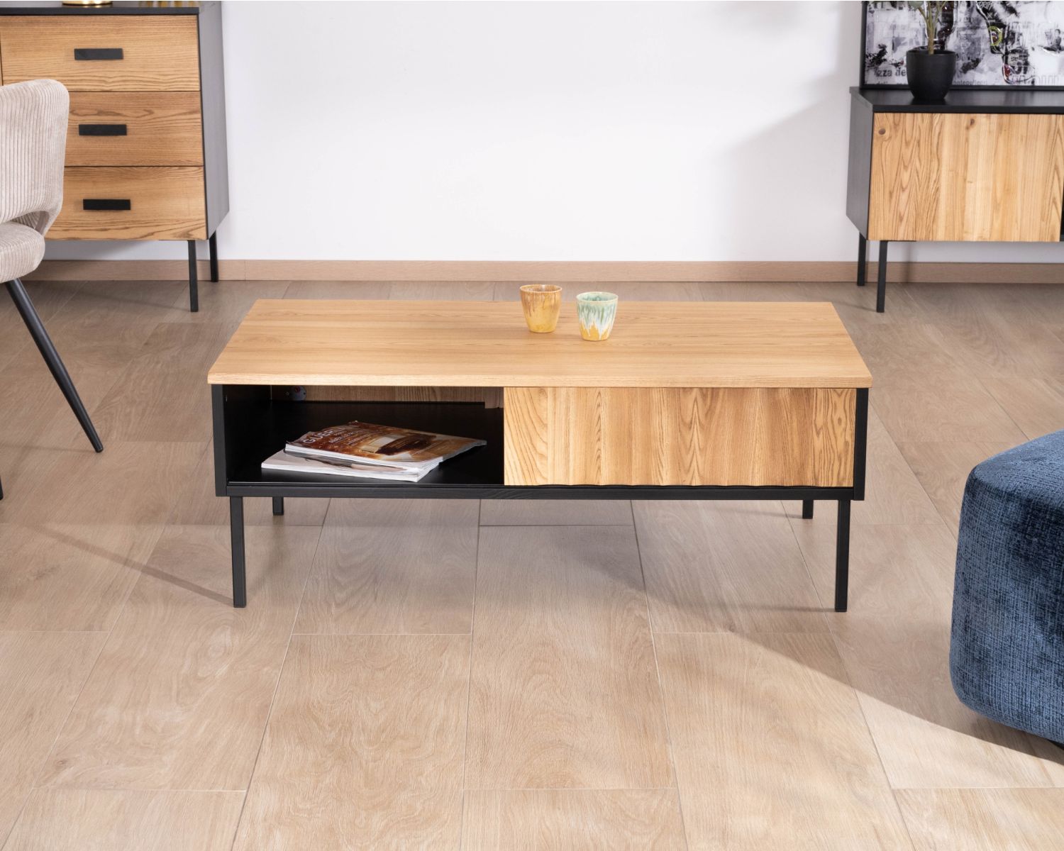 Table basse esprit newtro en bois massif naturel et noir "Sydney" avec portes coulissantes