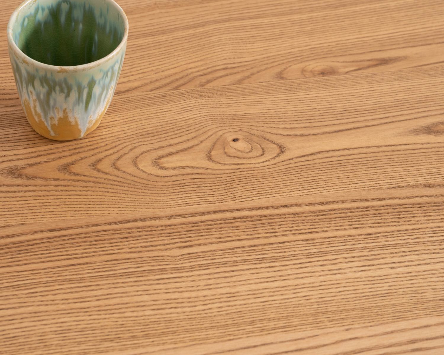 Table basse esprit newtro en bois massif naturel et noir "Sydney" avec portes coulissantes