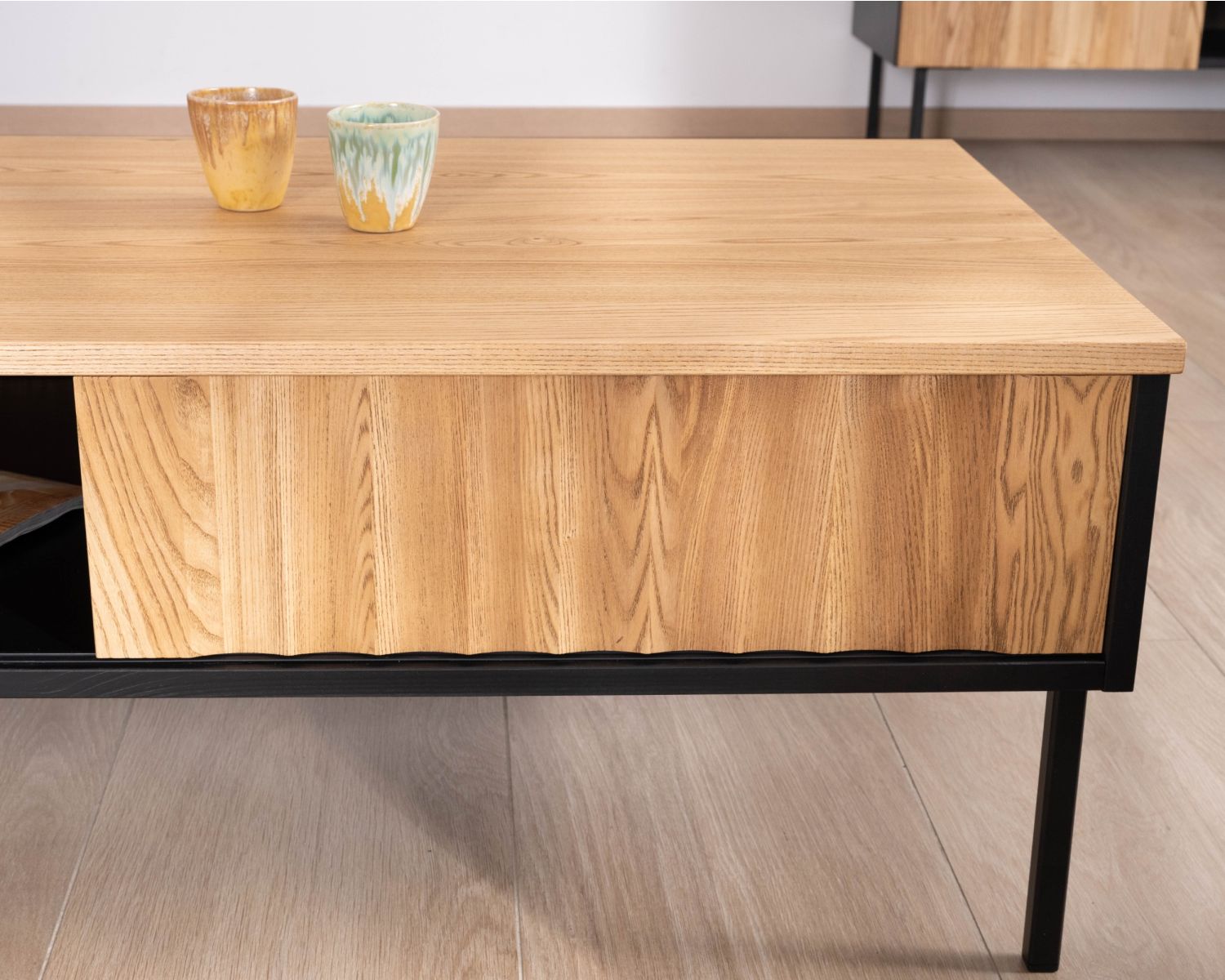 Table basse esprit newtro en bois massif naturel et noir "Sydney" avec portes coulissantes