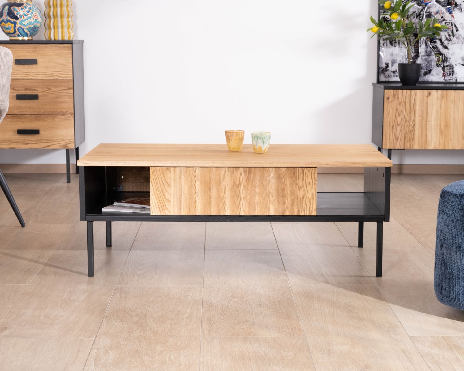 Table basse esprit newtro en bois massif naturel et noir "Sydney" avec portes coulissantes