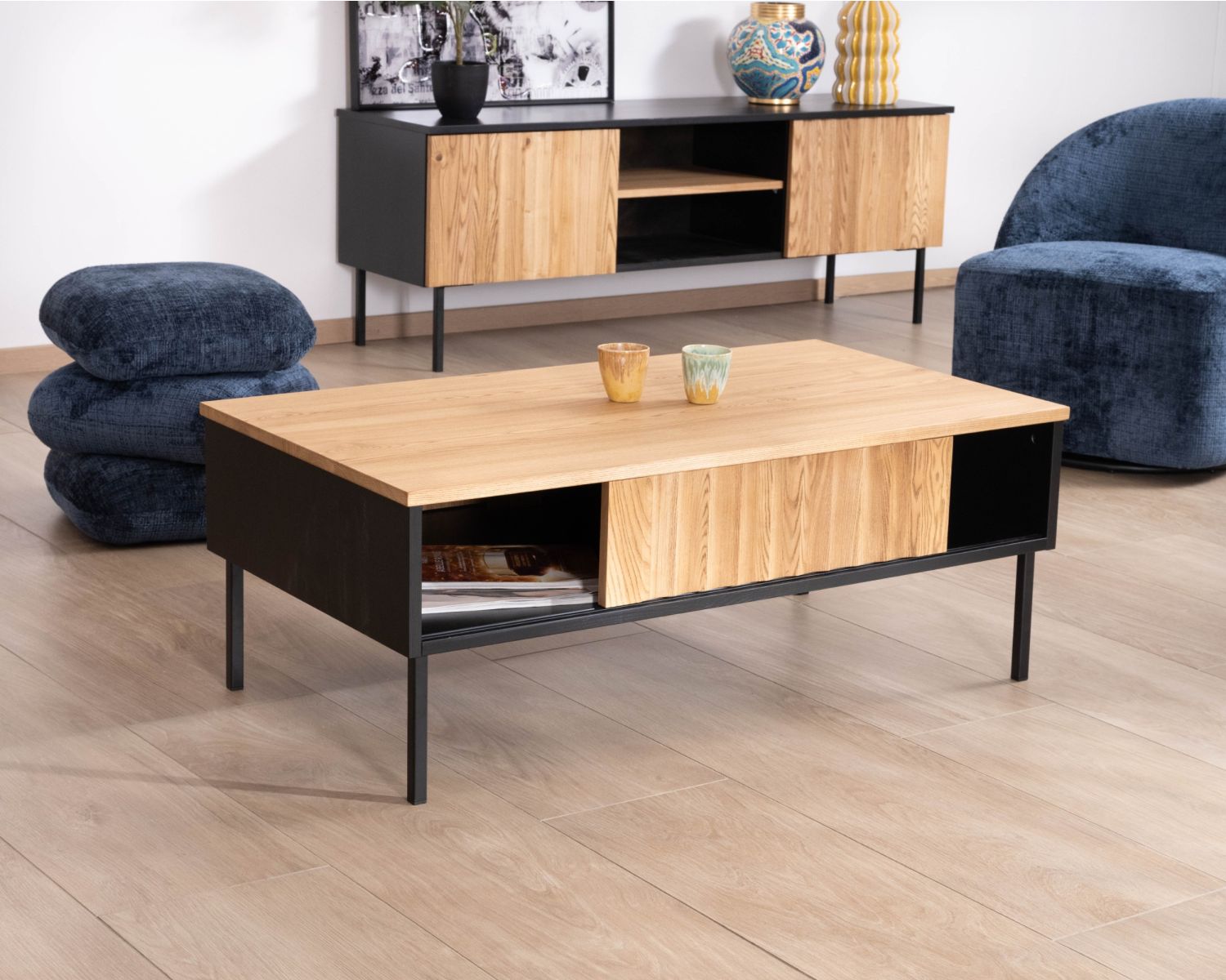 Table basse esprit newtro en bois massif naturel et noir "Sydney" avec portes coulissantes