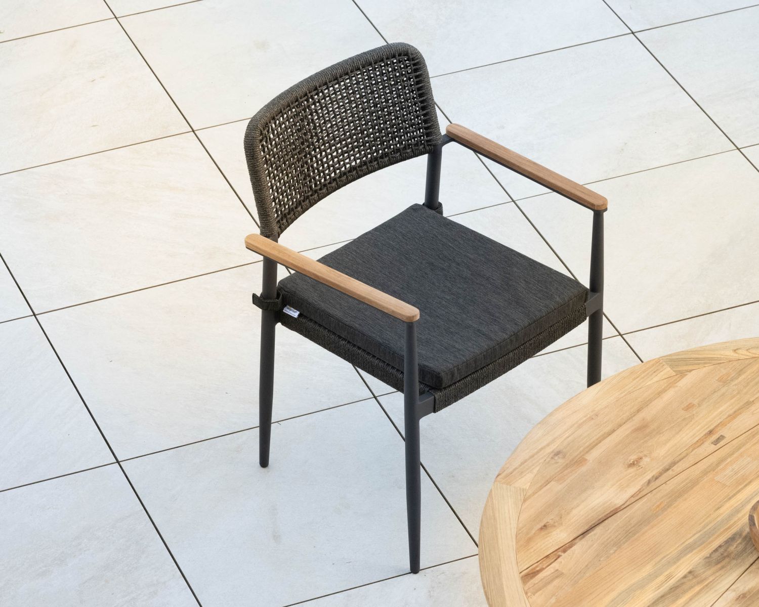 Lot de 4 chaises de jardin en aluminium avec accoudoirs en teck et coussin en tissu "Chair'ming"