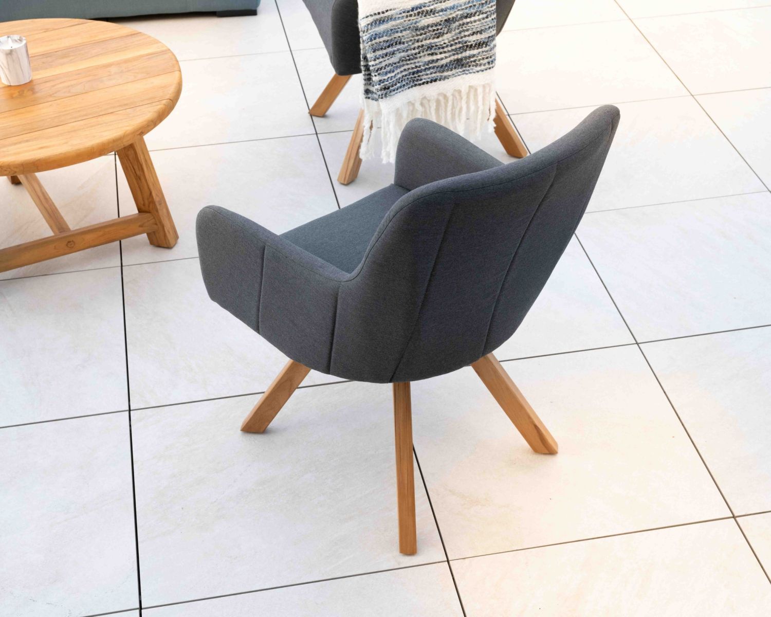 Chaise en tissu Sunbrella gris foncé et pieds teck "Lombok"