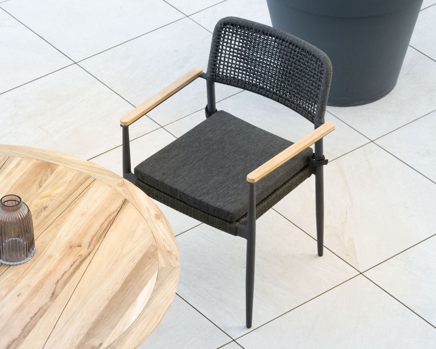 Lot de 4 chaises de jardin en aluminium avec accoudoirs en teck et coussin en tissu "Chair'ming"