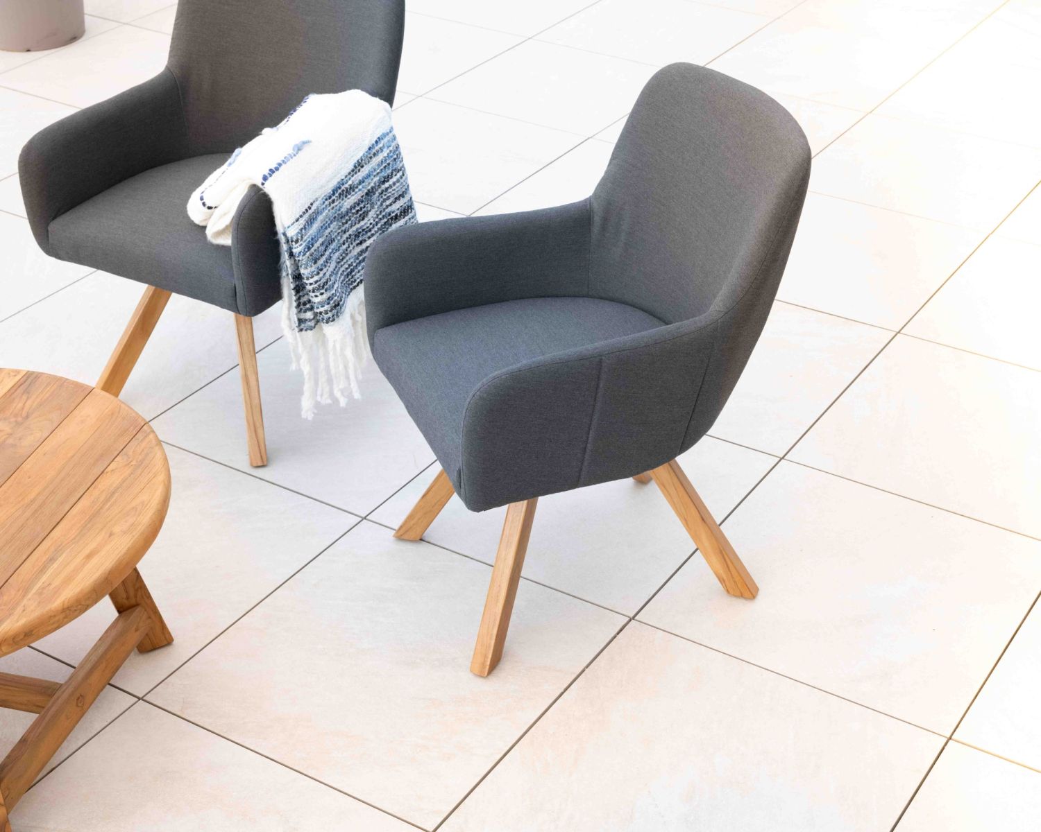 Chaise en tissu Sunbrella gris foncé et pieds teck "Lombok"