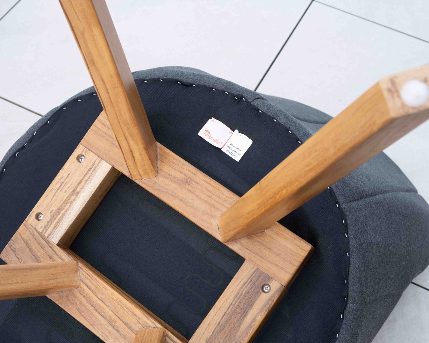 Chaise en tissu Sunbrella gris foncé et pieds teck "Lombok"