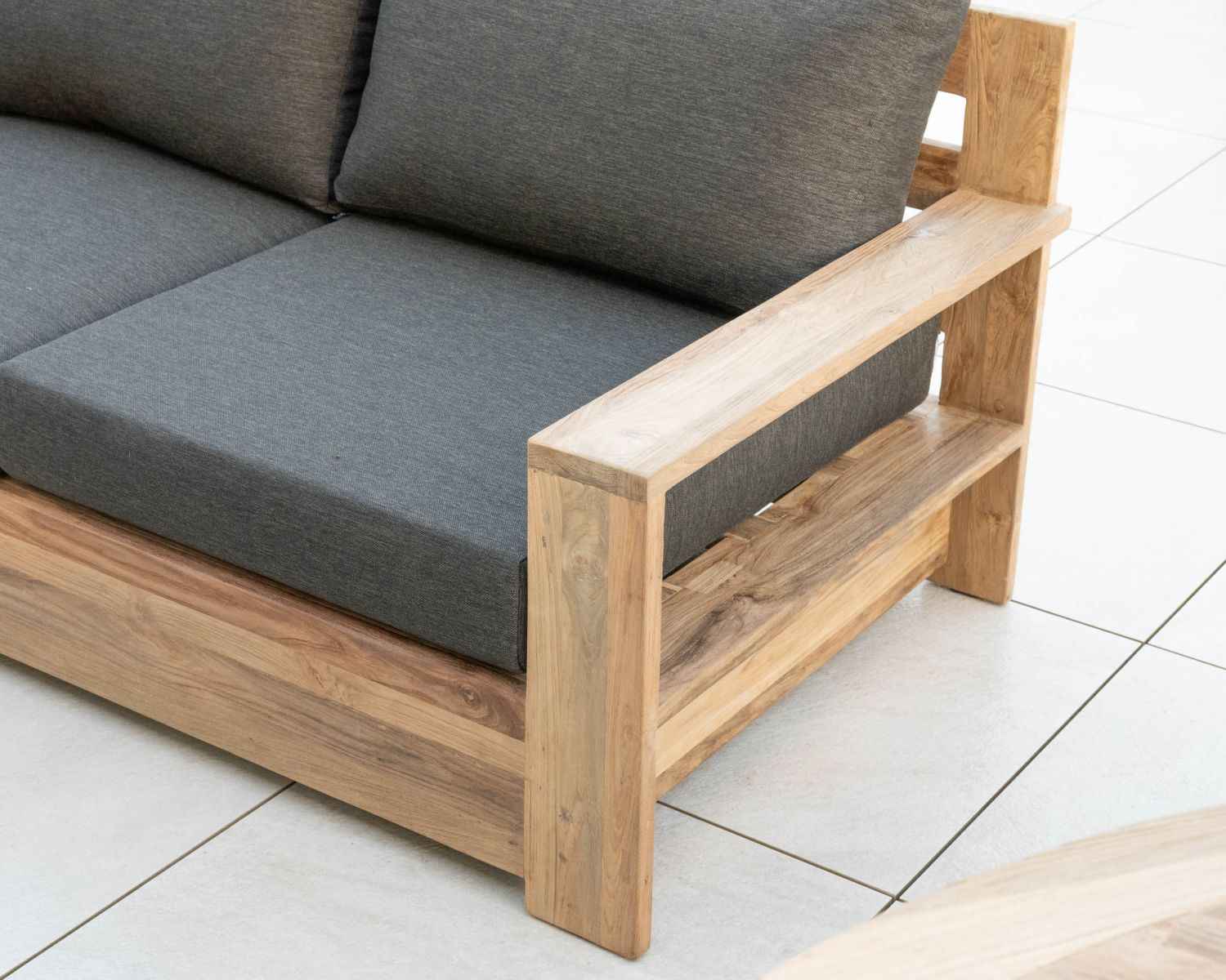 Canapé de jardin 3 places haut de gamme "Zénith" en teck matelassé tissu gris foncé