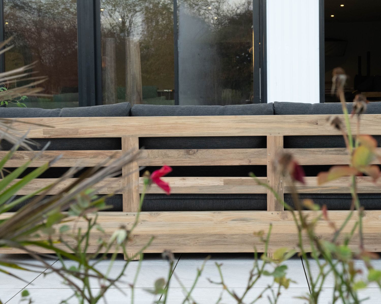 Canapé de jardin 3 places haut de gamme "Zénith" en teck matelassé tissu gris foncé