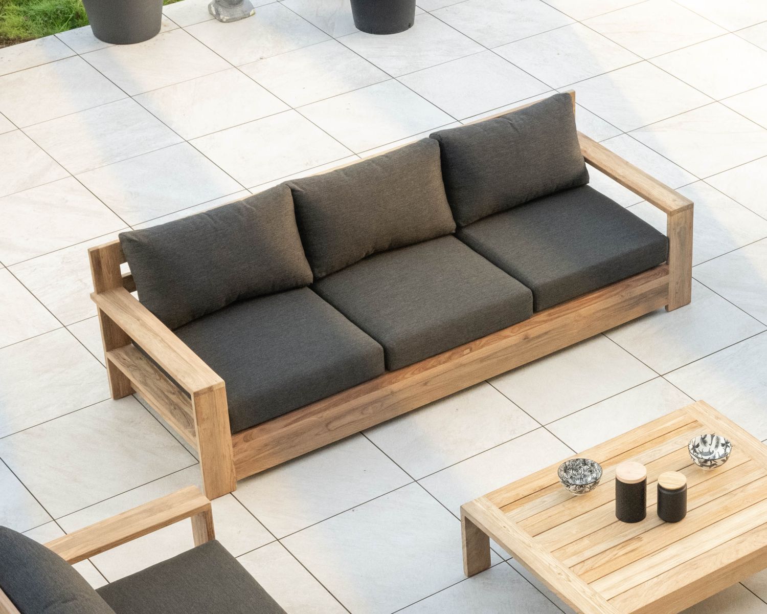 Canapé de jardin 3 places haut de gamme "Zénith" en teck matelassé tissu gris foncé