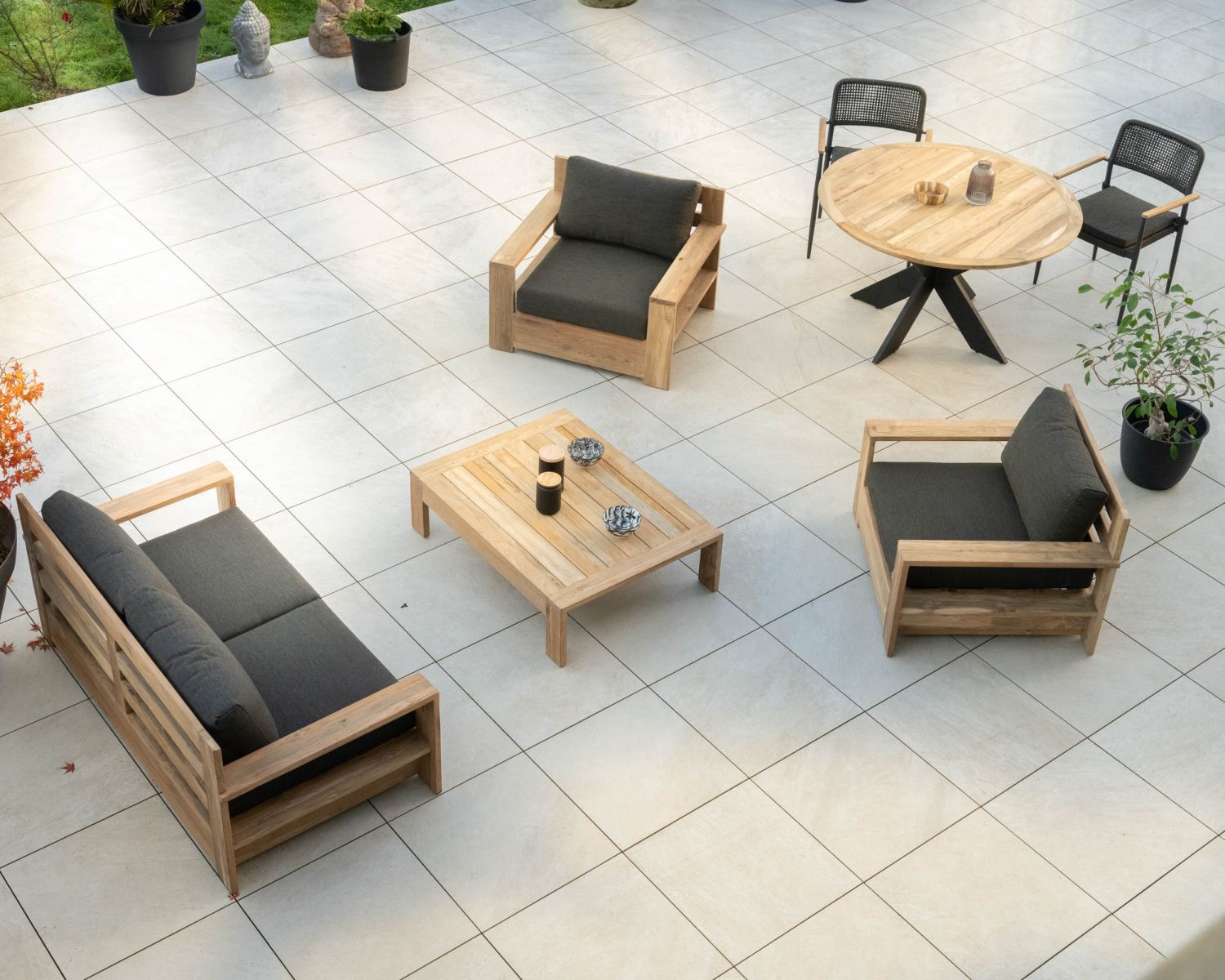 Canapé de jardin 2 places haut de gamme "Zénith" en teck matelassé tissu gris foncé