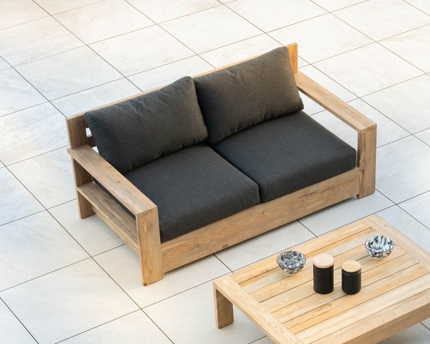 Canapé de jardin 2 places haut de gamme "Zénith" en teck matelassé tissu gris foncé