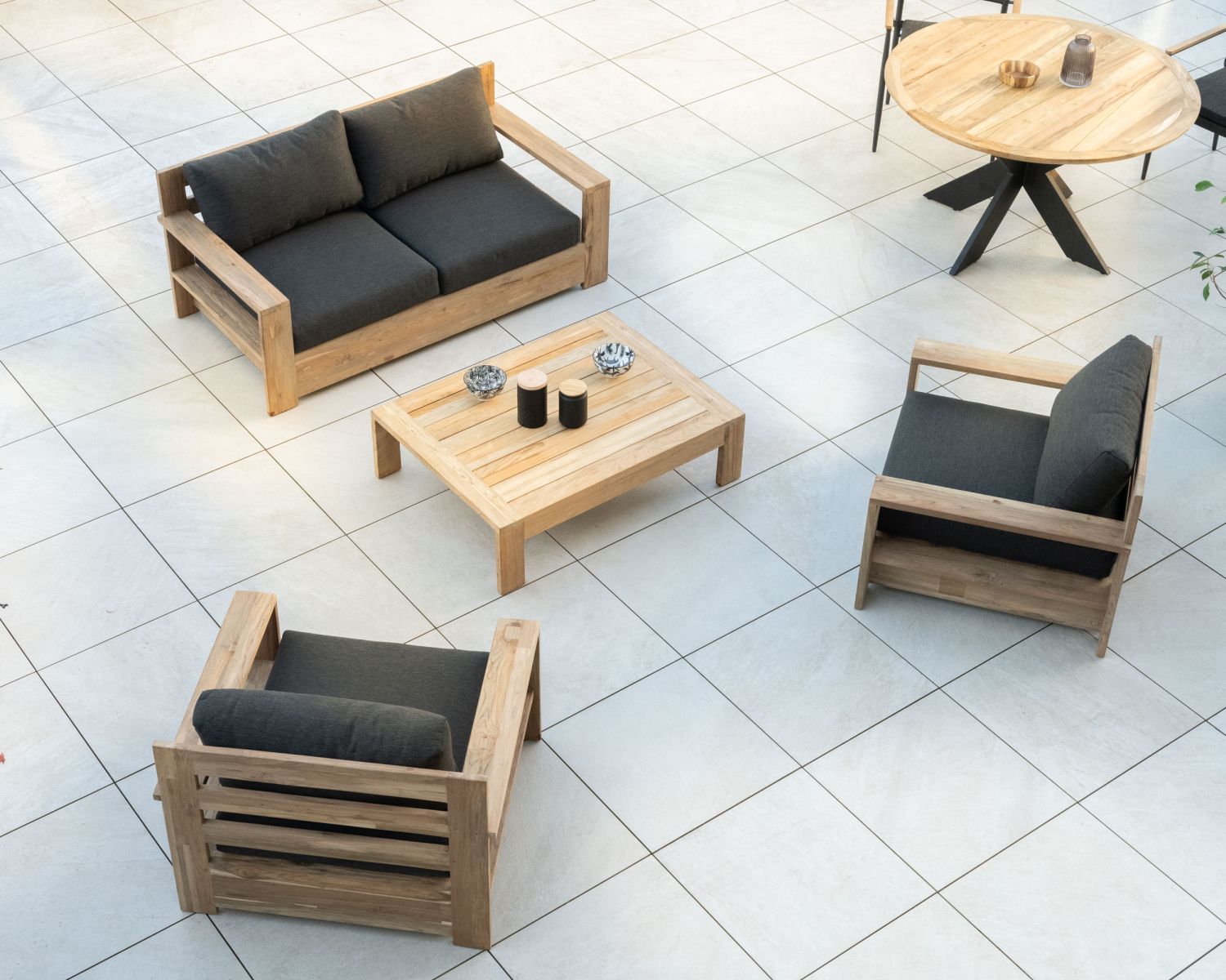 Canapé de jardin 2 places haut de gamme "Zénith" en teck matelassé tissu gris foncé