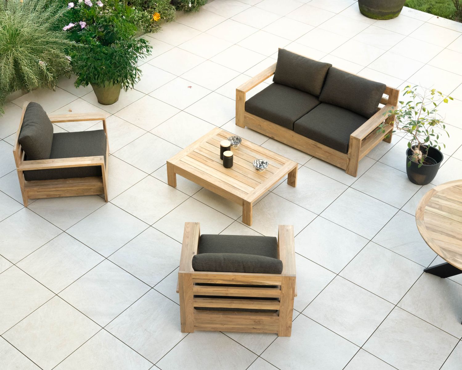 Canapé de jardin 2 places haut de gamme "Zénith" en teck matelassé tissu gris foncé