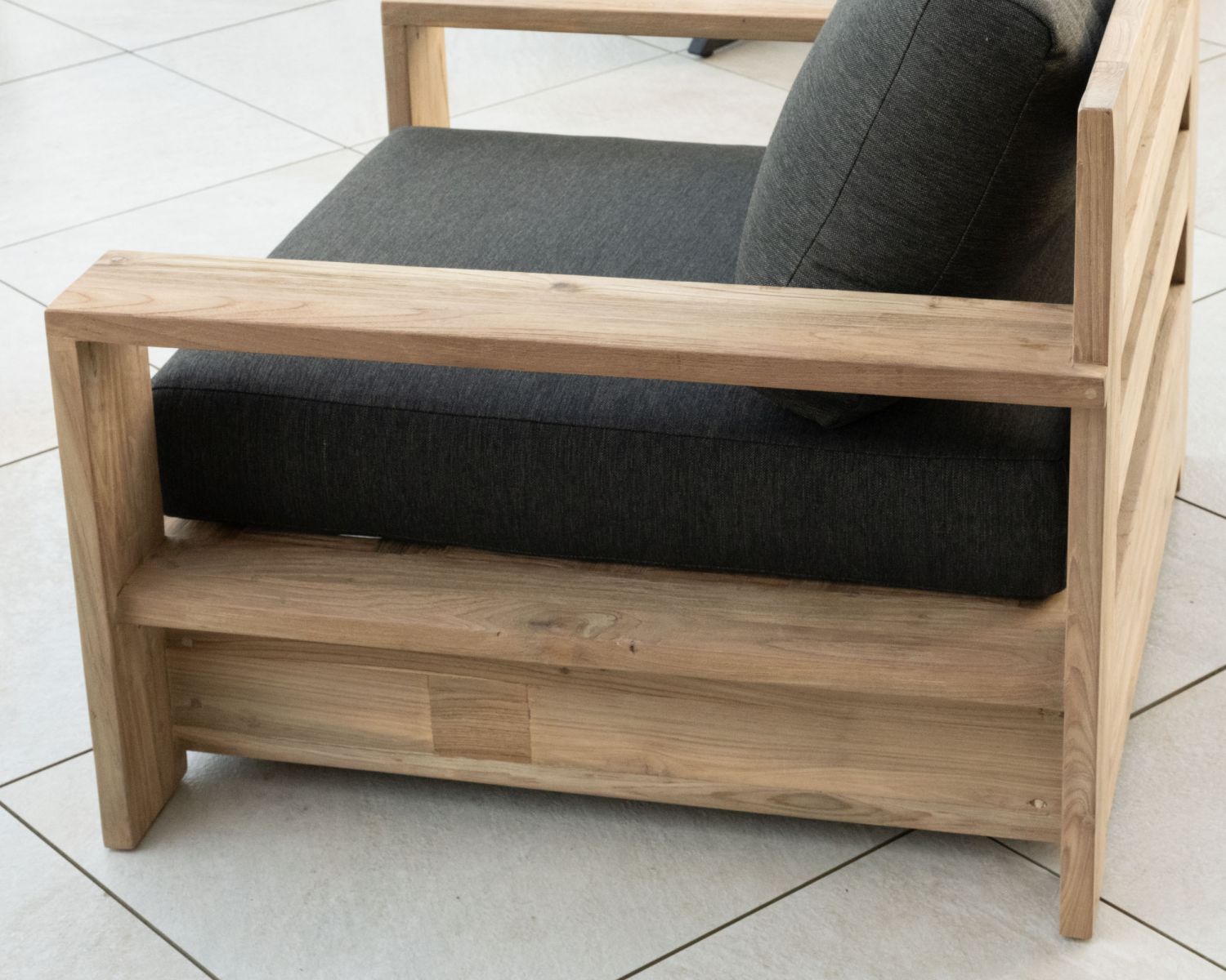 Fauteuil de jardin haut de gamme "Zénith" en teck matelassé tissu gris foncé