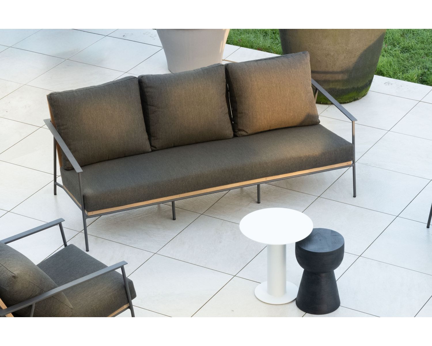 Salon de jardin 3 pièces en aluminium, teck et tissu spécial extérieur gris foncé "Hélios"