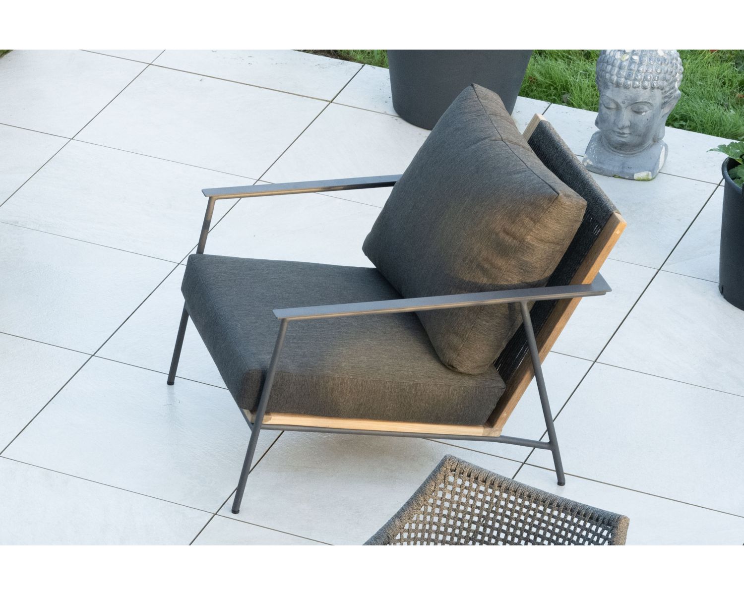 Salon de jardin 3 pièces en aluminium, teck et tissu spécial extérieur gris foncé "Hélios"