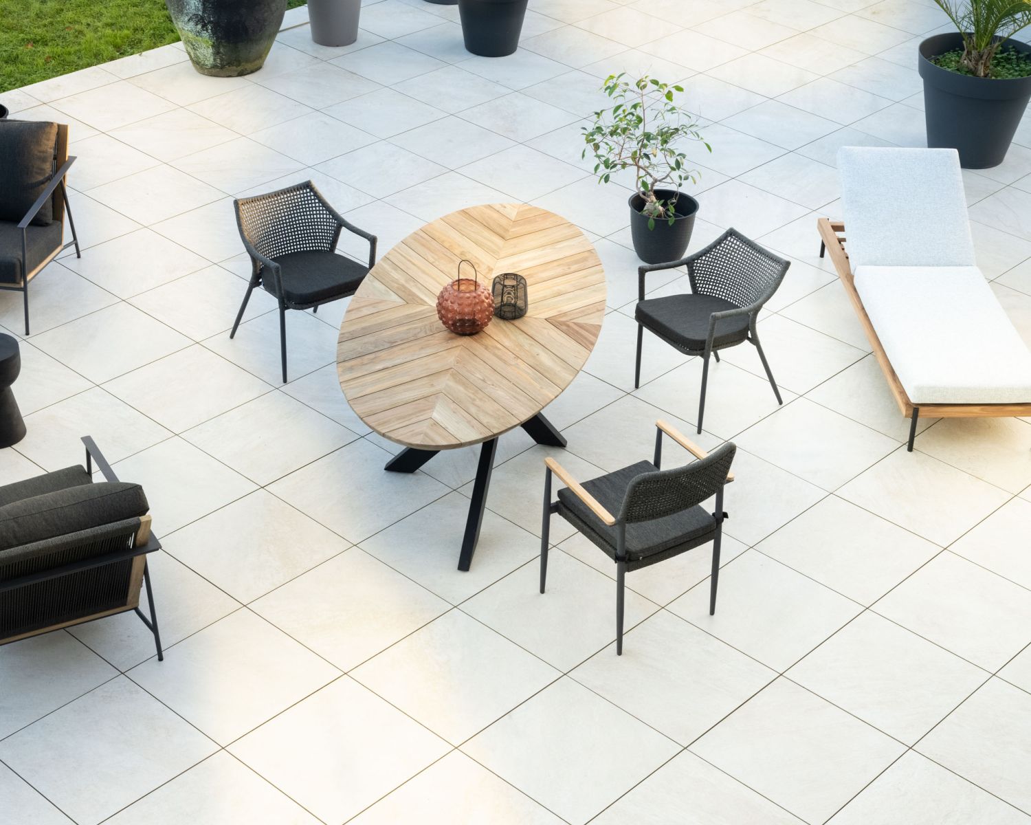 Table de jardin elliptique 220 cm en teck "Hélios" pieds mikado noir