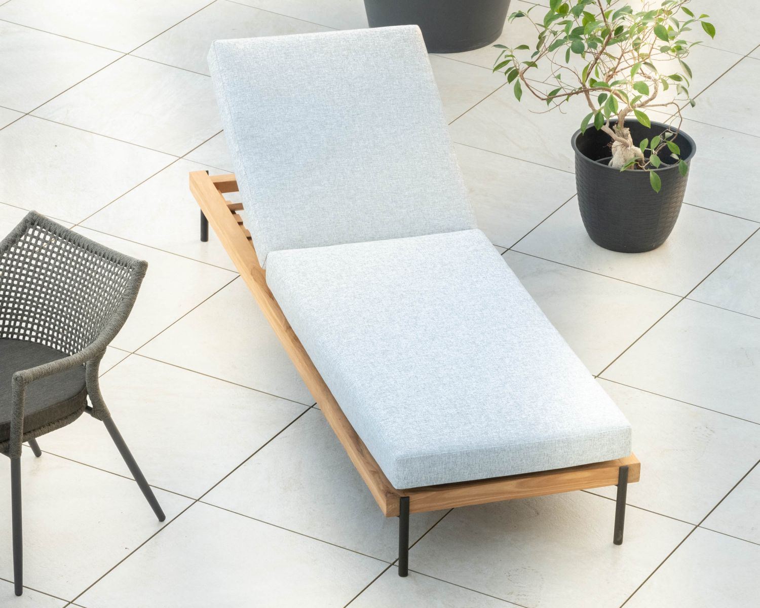 Bain de soleil matelassé en teck, aluminium et tissu gris clair "Hélios"