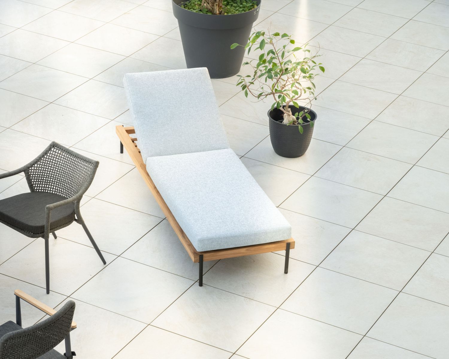 Bain de soleil matelassé en teck, aluminium et tissu gris clair "Hélios"