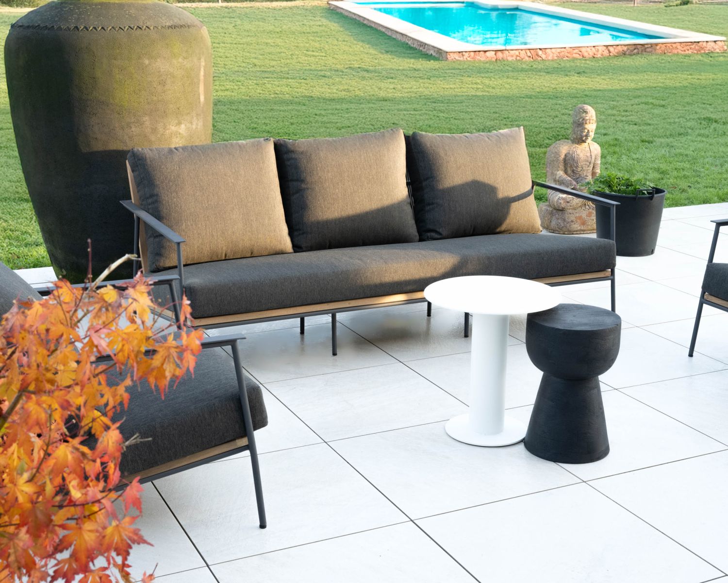 Salon de jardin 3 pièces en aluminium, teck et tissu spécial extérieur gris foncé "Hélios"