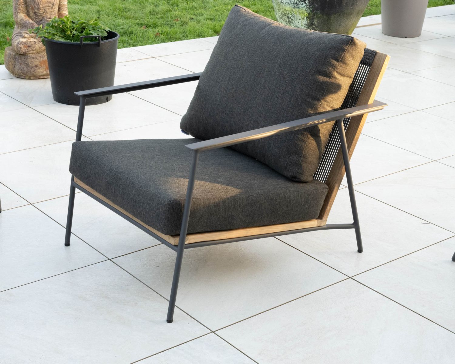 Salon de jardin 3 pièces en aluminium, teck et tissu spécial extérieur gris foncé "Hélios"