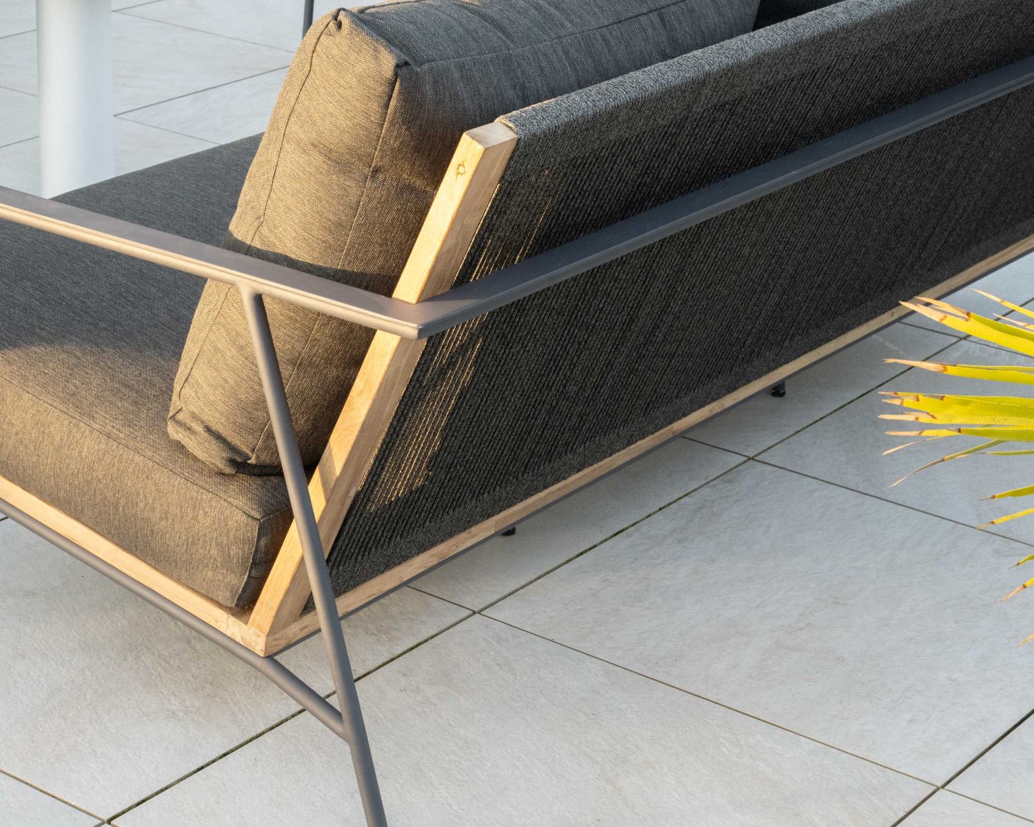 Salon de jardin 3 pièces en aluminium, teck et tissu spécial extérieur gris foncé "Hélios"