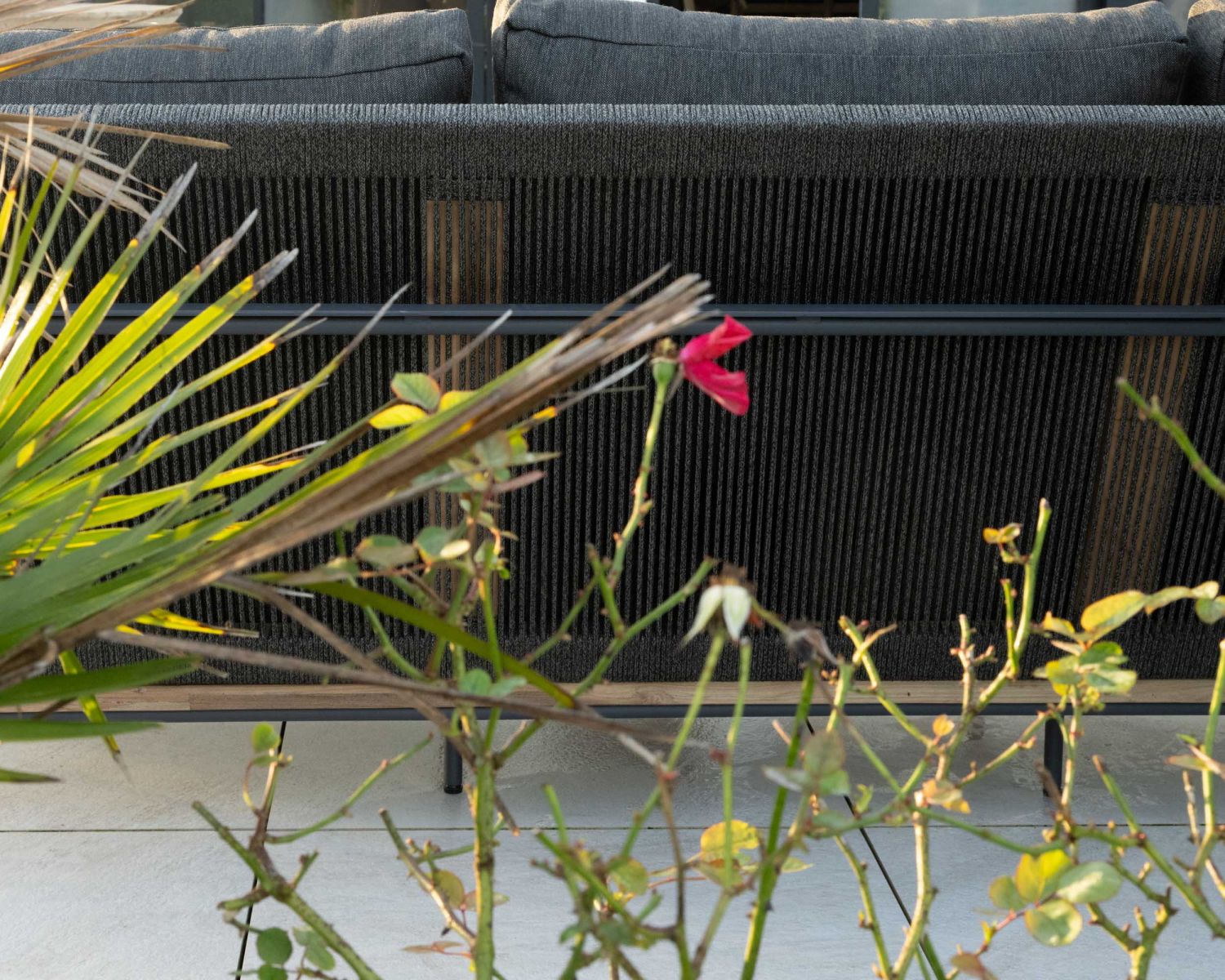 Salon de jardin 3 pièces en aluminium, teck et tissu spécial extérieur gris foncé "Hélios"