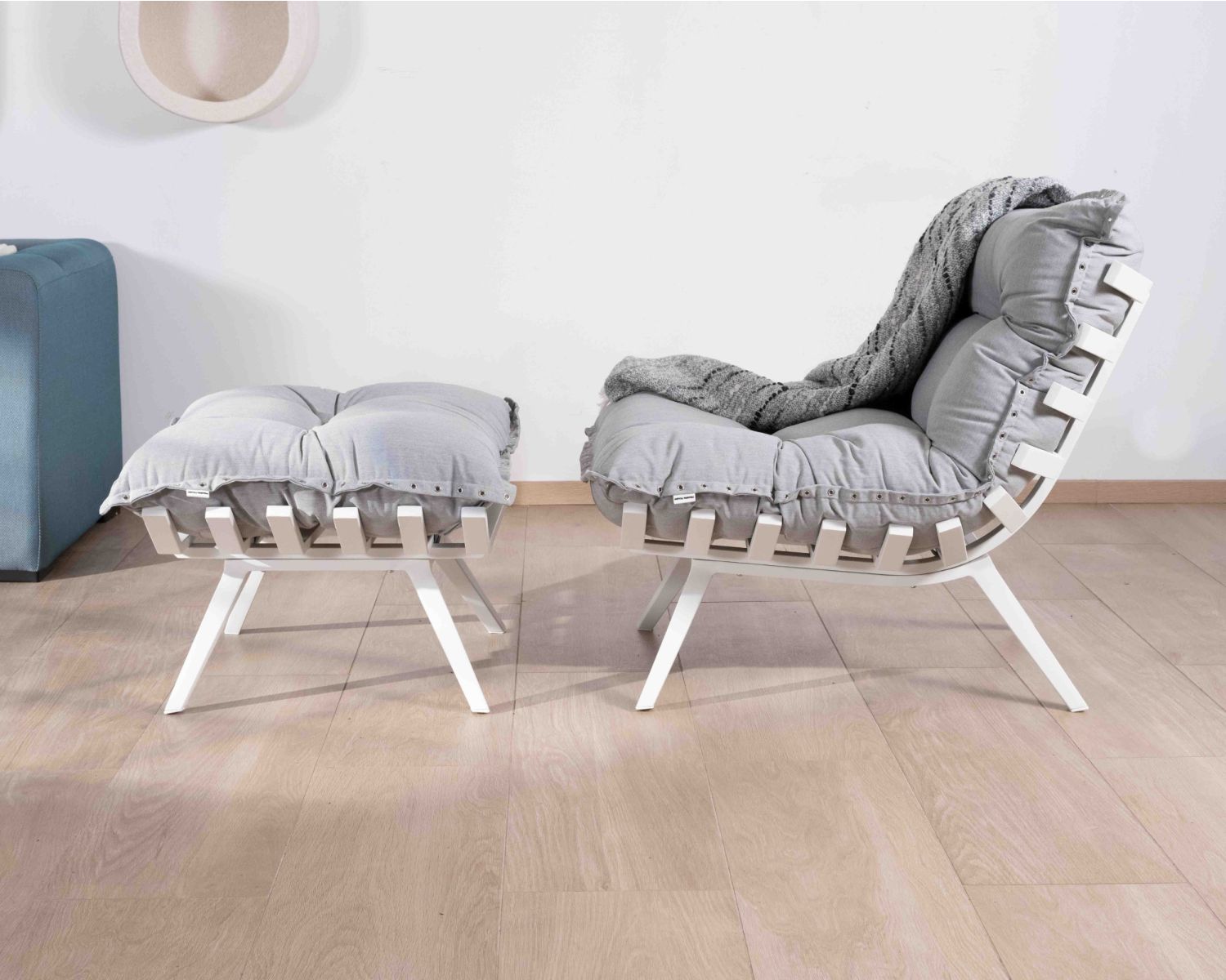 Fauteuil de détente en tissu gris clair grand confort avec pouf "Lisca"