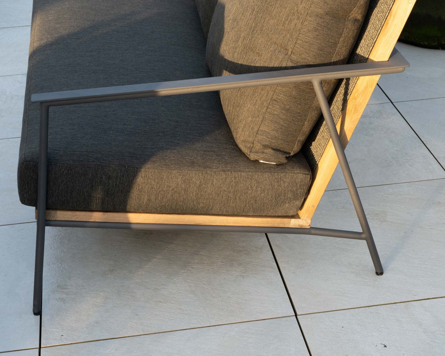 Salon de jardin 3 pièces en aluminium, teck et tissu spécial extérieur gris foncé "Hélios"