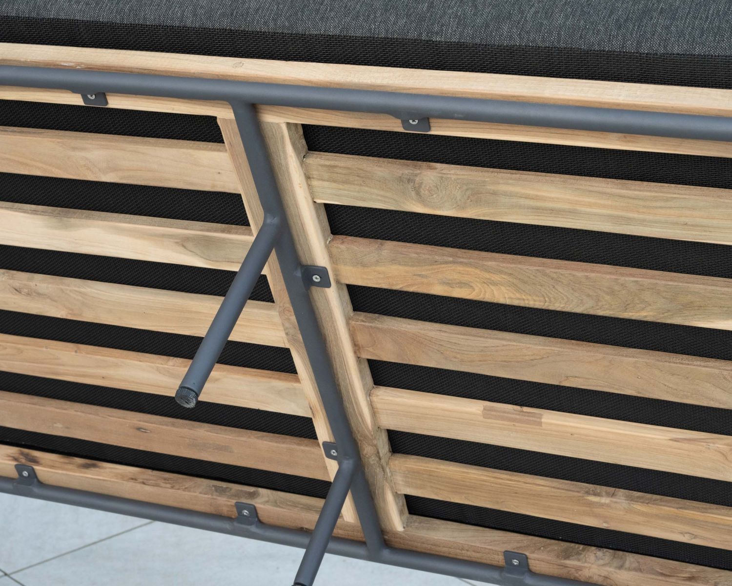 Salon de jardin 3 pièces en aluminium, teck et tissu spécial extérieur gris foncé "Hélios"