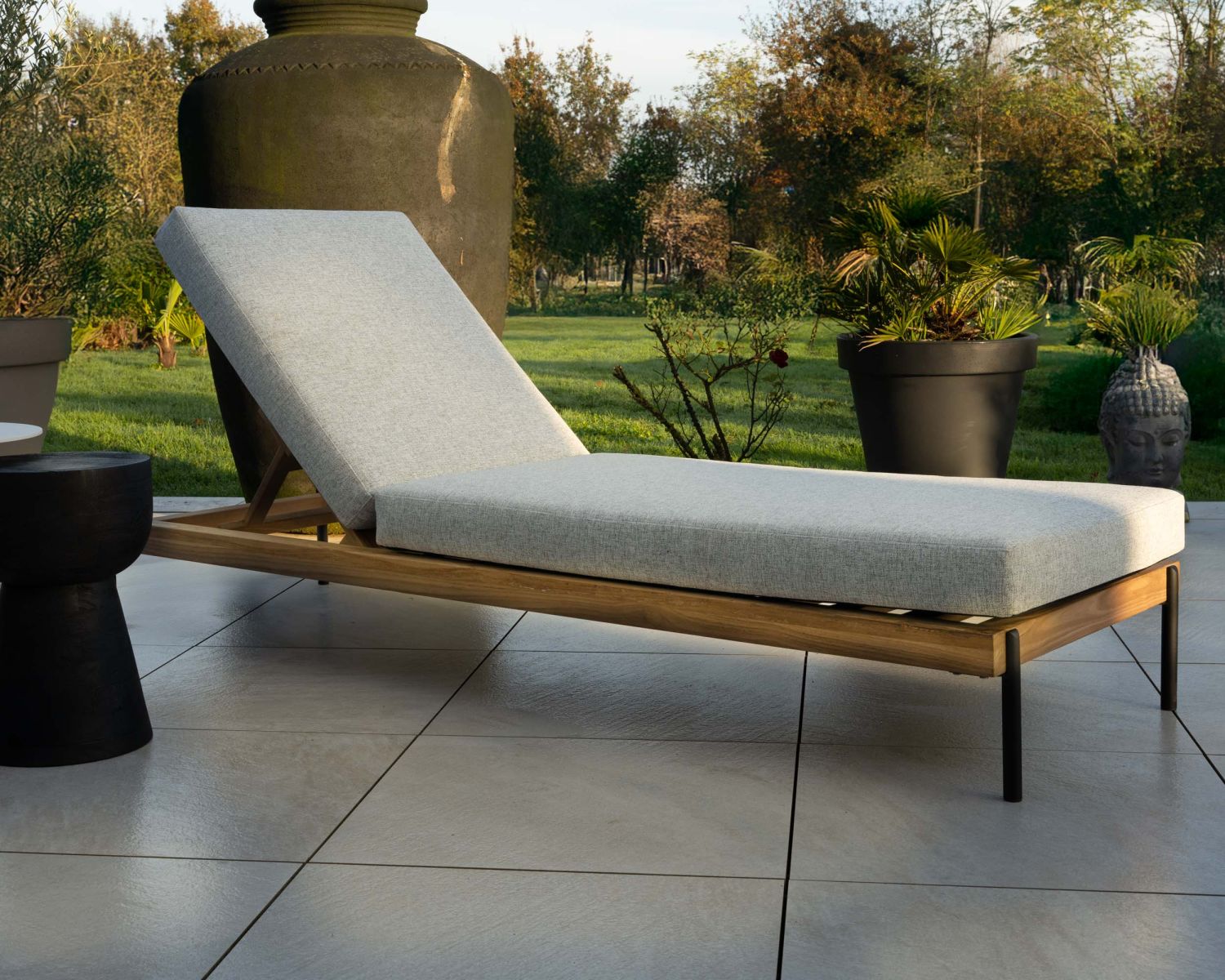 Bain de soleil matelassé en teck, aluminium et tissu gris clair "Hélios"