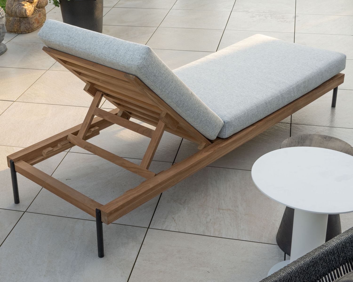 Bain de soleil matelassé en teck, aluminium et tissu gris clair "Hélios"