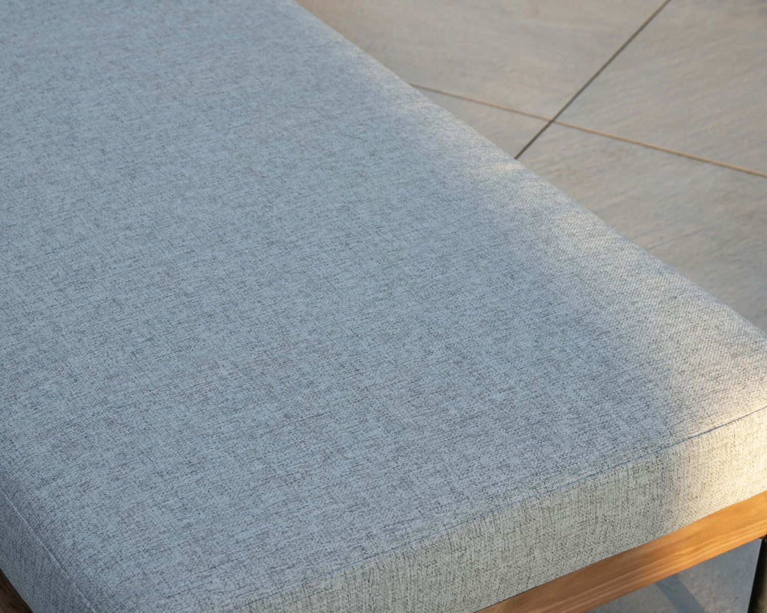 Bain de soleil matelassé en teck, aluminium et tissu gris clair "Hélios"