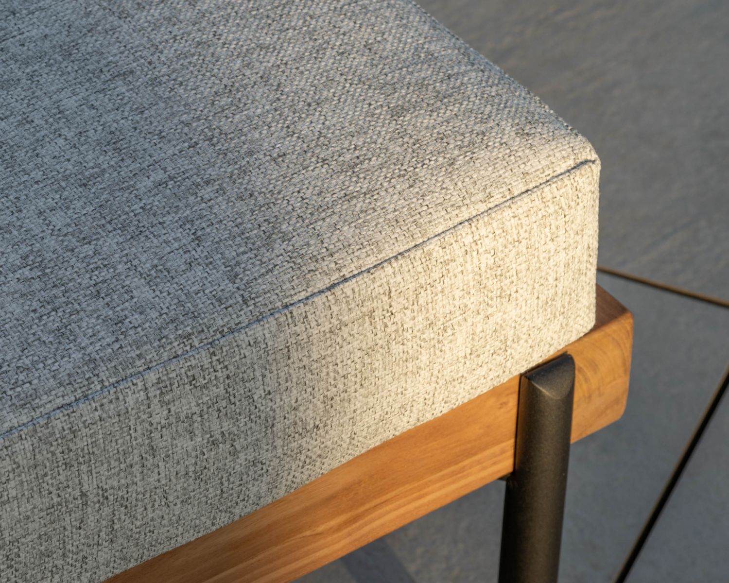 Bain de soleil matelassé en teck, aluminium et tissu gris clair "Hélios"