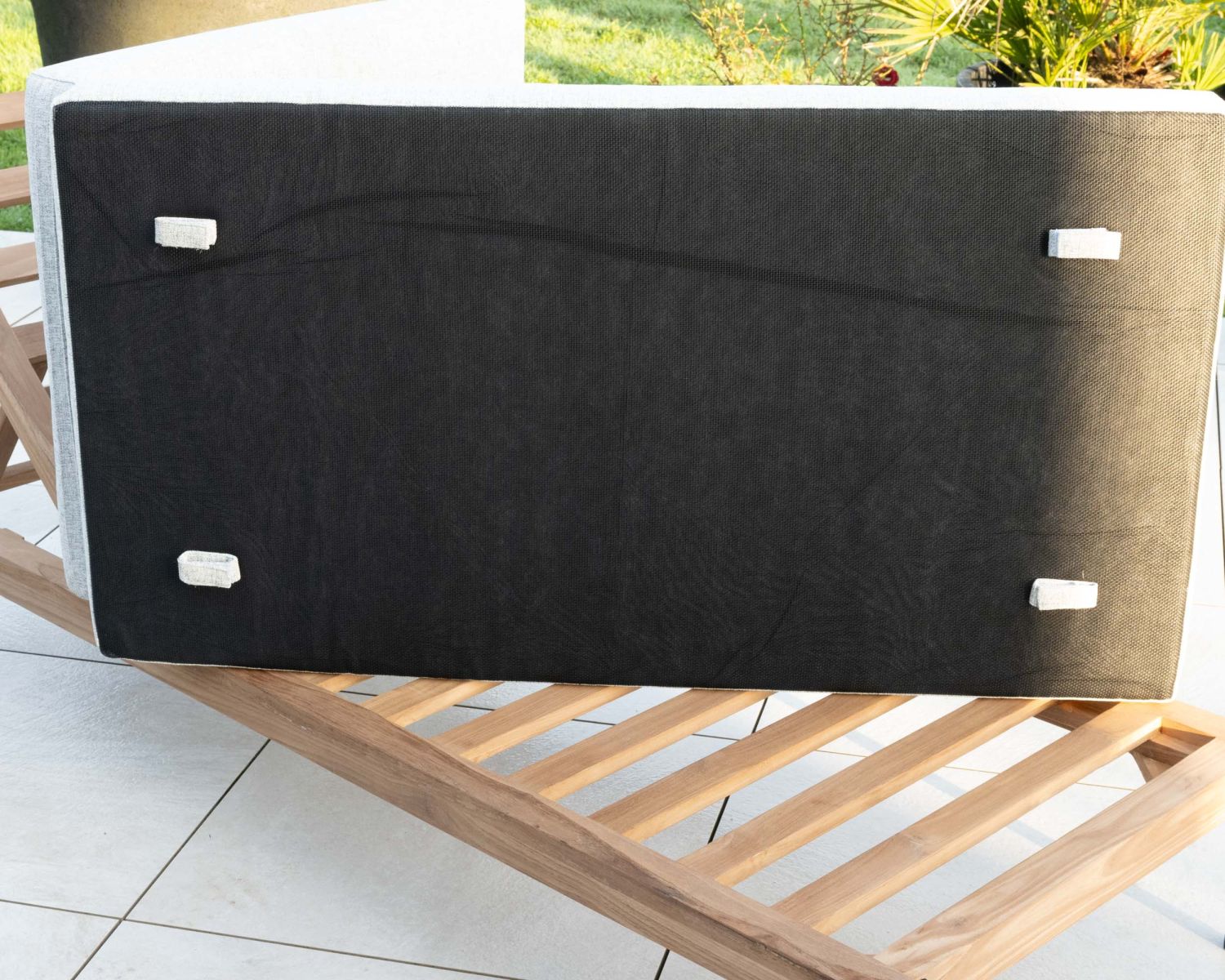Bain de soleil matelassé en teck, aluminium et tissu gris clair "Hélios"