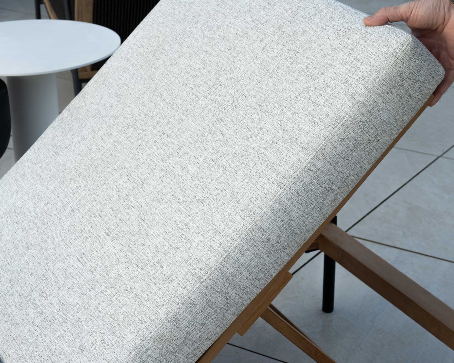 Bain de soleil matelassé en teck, aluminium et tissu gris clair "Hélios"