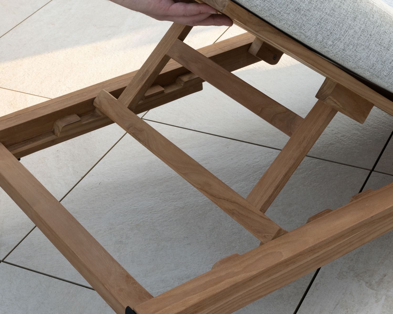 Bain de soleil matelassé en teck, aluminium et tissu gris clair "Hélios"