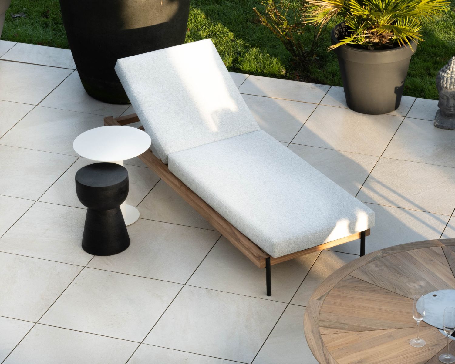 Bain de soleil matelassé en teck, aluminium et tissu gris clair "Hélios"