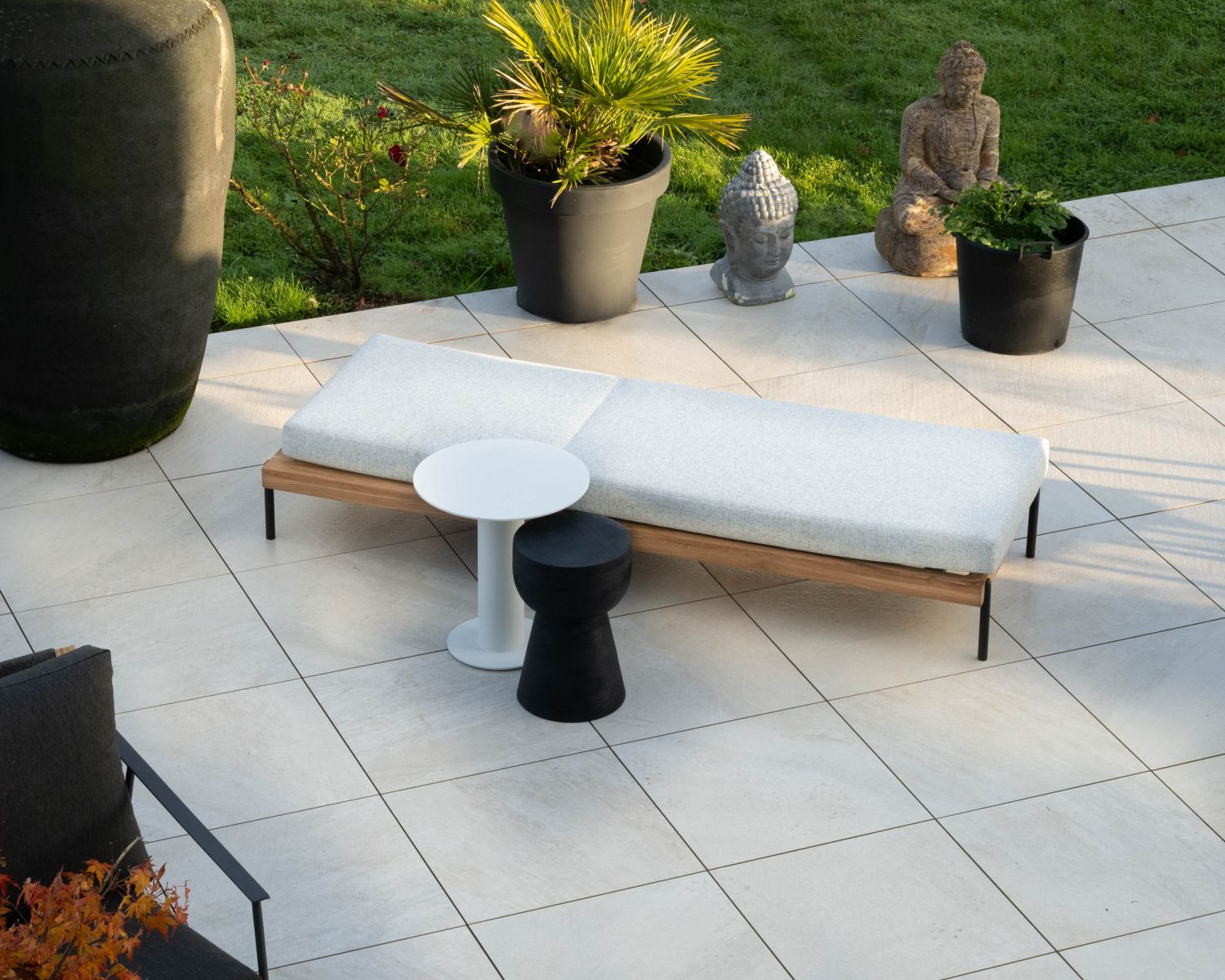 Bain de soleil matelassé en teck, aluminium et tissu gris clair "Hélios"