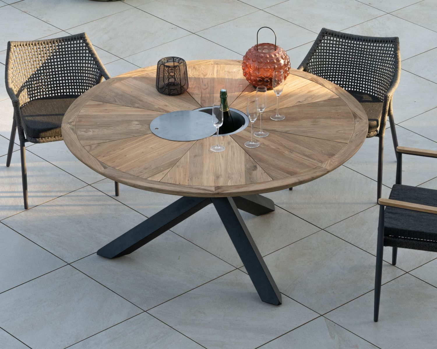 Table de jardin haut de gamme "Hélios" avec plateau rosace et seau à glace intégré 