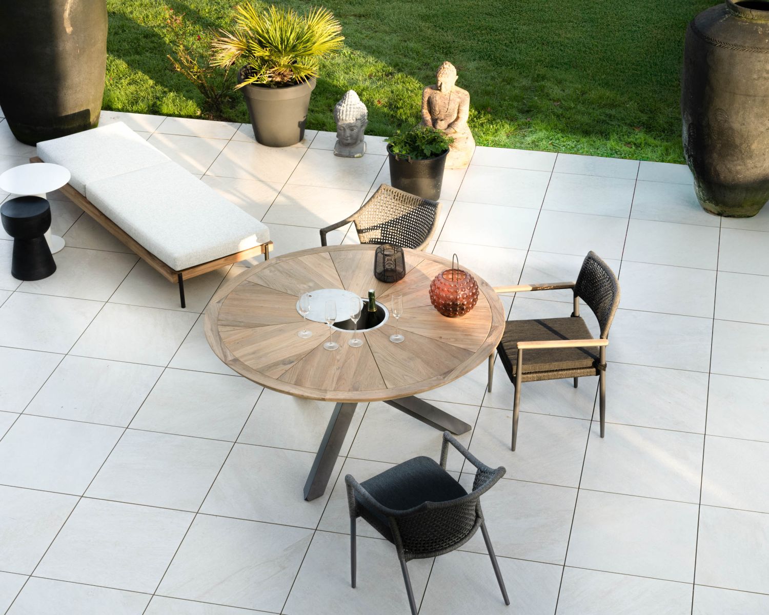 Table de jardin haut de gamme "Hélios" avec plateau rosace et seau à glace intégré 