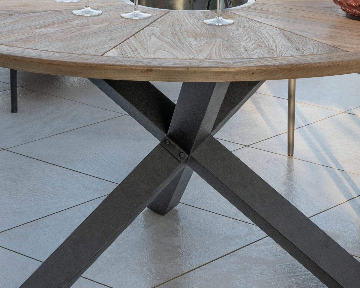 Table de jardin haut de gamme "Hélios" avec plateau rosace et seau à glace intégré 