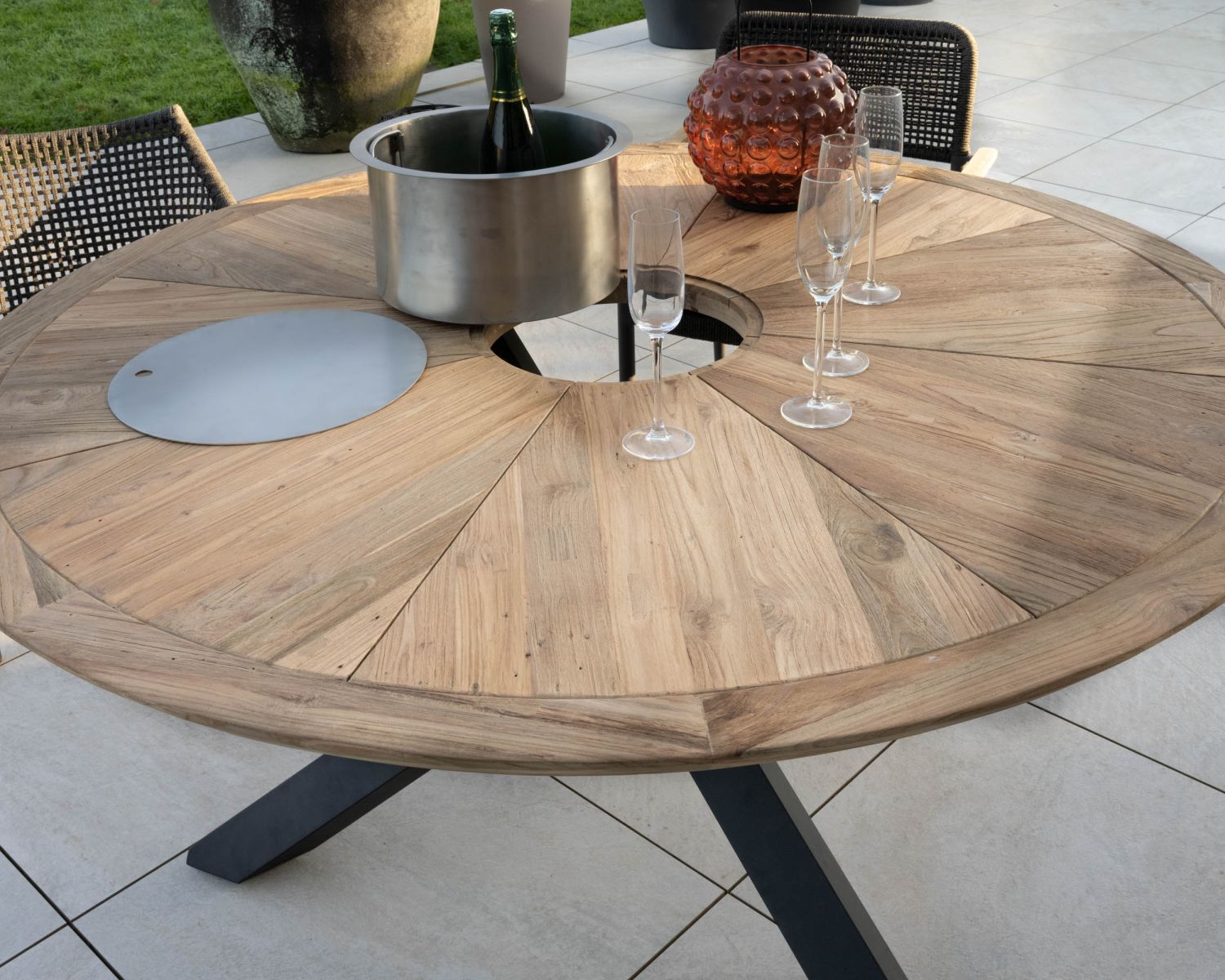 Table de jardin haut de gamme "Hélios" avec plateau rosace et seau à glace intégré 