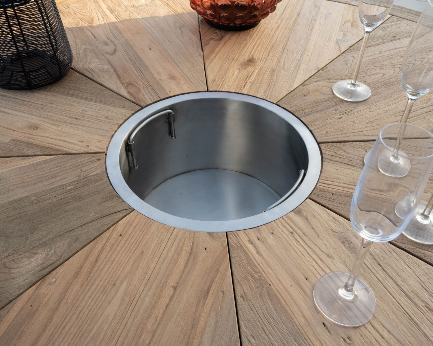 Table de jardin haut de gamme "Hélios" avec plateau rosace et seau à glace intégré 