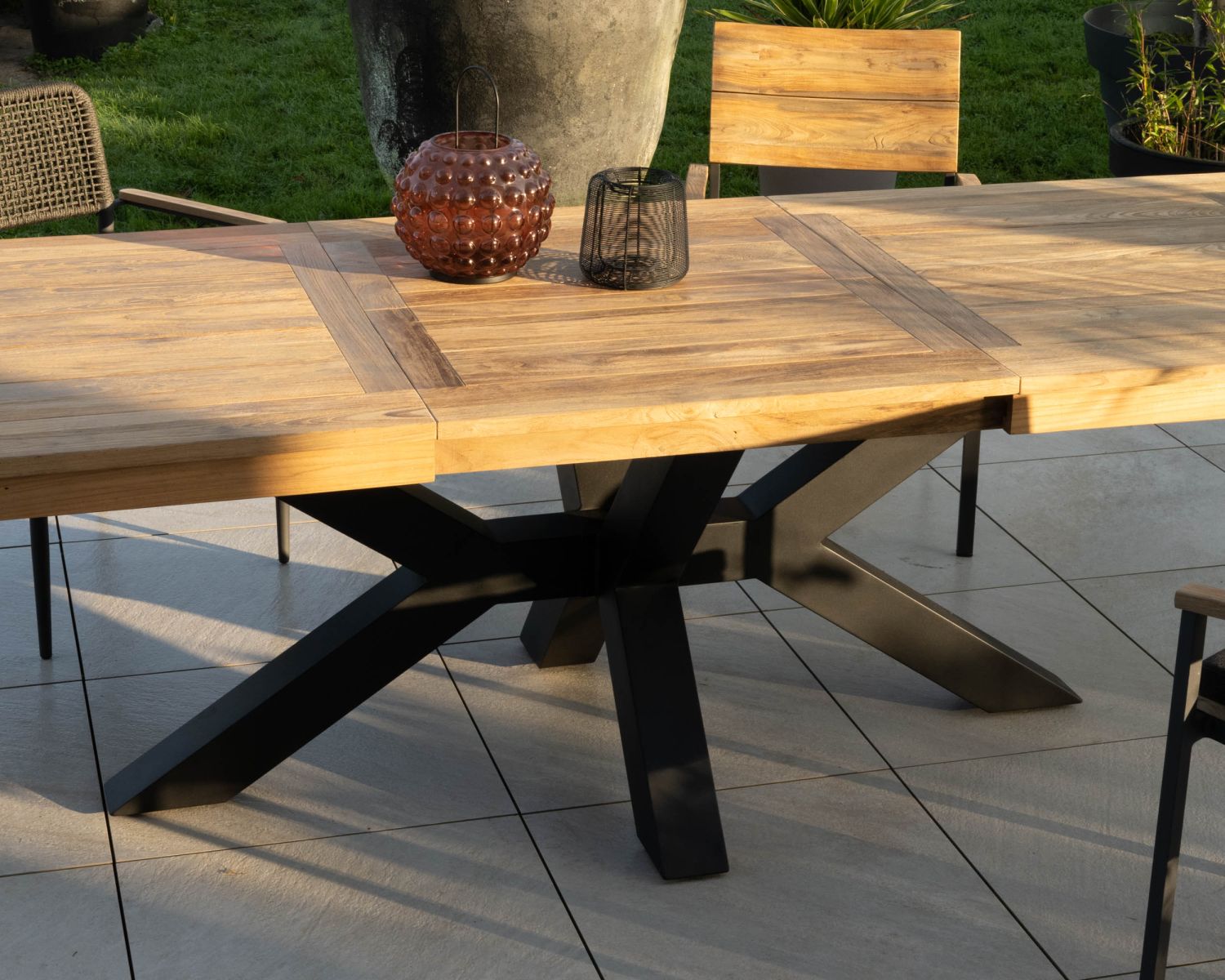 Grande table de jardin en teck 220 à 300 cm avec allonges centrales "Hélios" pieds croix aluminium noir