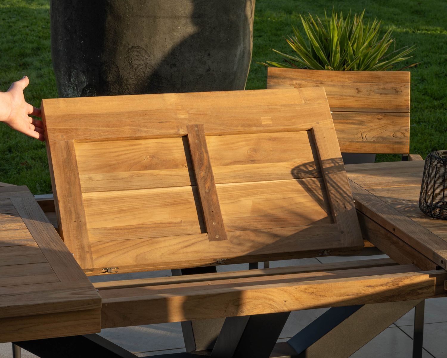 Grande table de jardin en teck 220 à 300 cm avec allonges centrales "Hélios" pieds croix aluminium noir