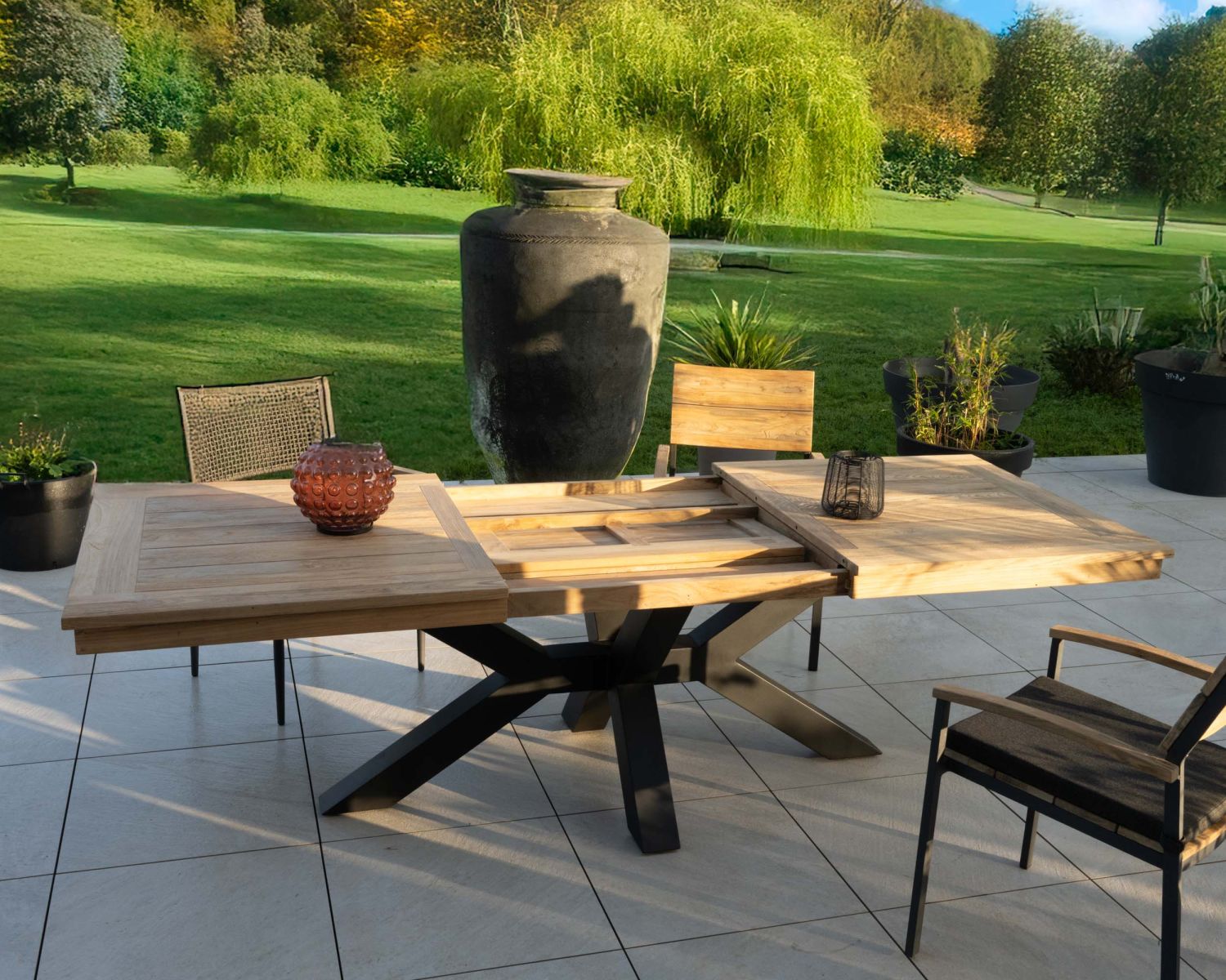 Table de jardin en teck 180 à 260 cm "Hélios" pieds croix aluminium noir